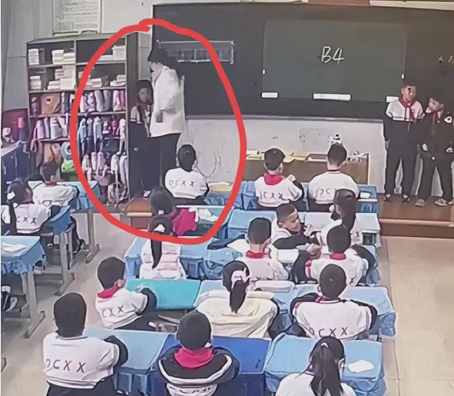 男孩鞋被老师扔垃圾桶后续！光脚上课20个耳光学校回复冲热搜(图4)