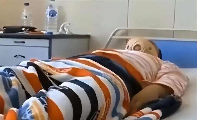 15年保安因接跳楼女而瘫痪女孩母亲：我女儿出事你负一辈子责(图2)