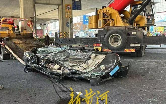 命可真硬！轿车被压成铁饼人却没事国产车标志成亮点(图1)