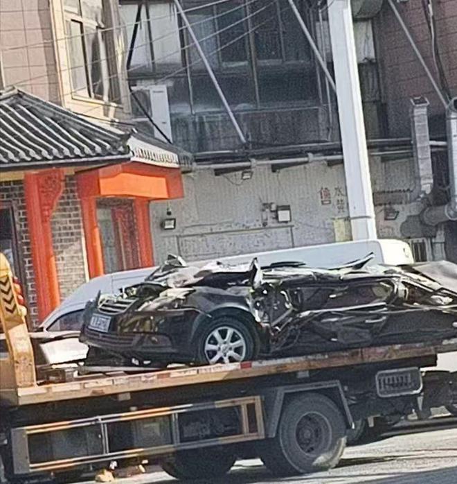 命可真硬！轿车被压成铁饼人却没事国产车标志成亮点(图2)