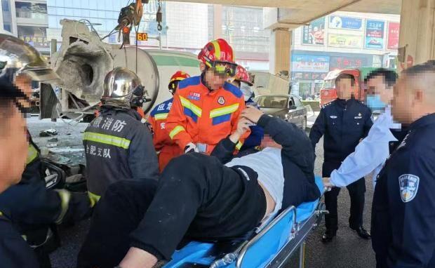 命可真硬！轿车被压成铁饼人却没事国产车标志成亮点(图8)