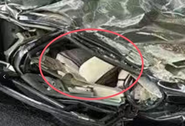 命可真硬！轿车被压成铁饼人却没事国产车标志成亮点(图9)