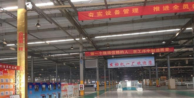命可真硬！轿车被压成铁饼人却没事国产车标志成亮点(图16)