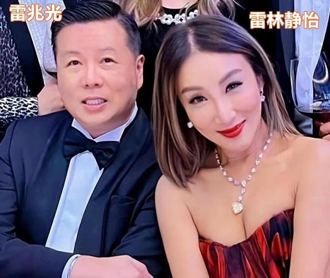 关之琳与已婚富豪同游敦煌沙漠相伴举止亲密原配妻子发文感谢(图4)