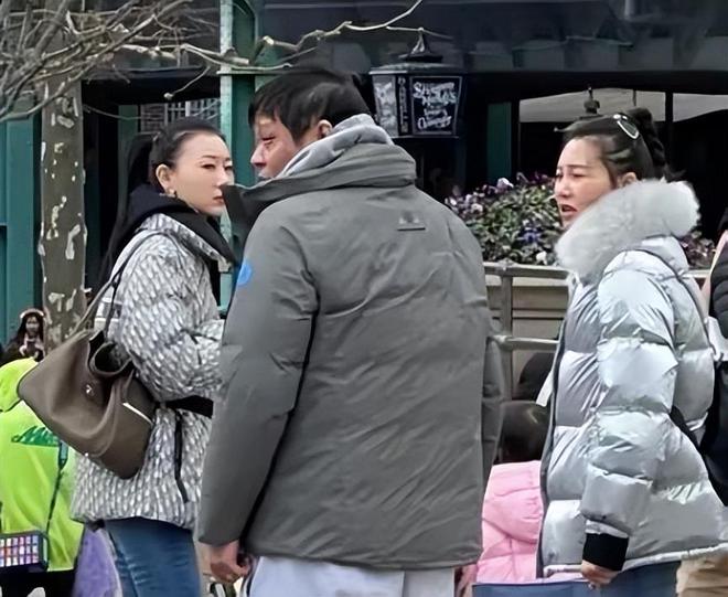 55岁范志毅带妻女日本度假小17岁老婆和女儿像姐妹他头顶秃了(图2)