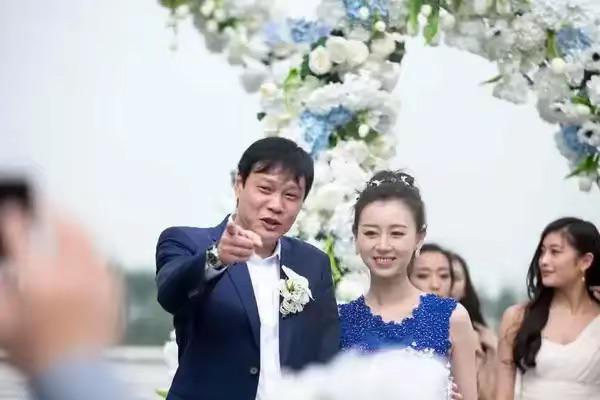 55岁范志毅带妻女日本度假小17岁老婆和女儿像姐妹他头顶秃了(图1)
