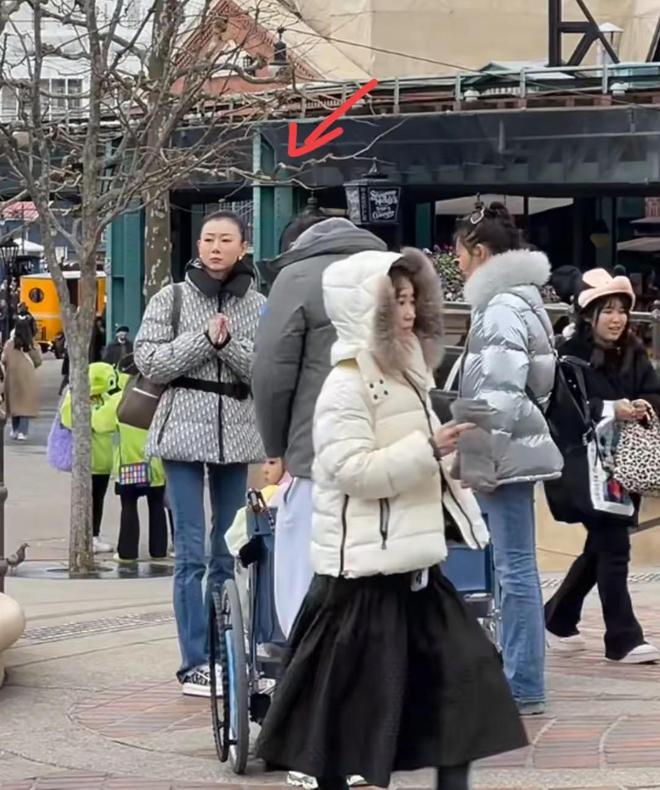55岁范志毅带妻女日本度假小17岁老婆和女儿像姐妹他头顶秃了(图5)