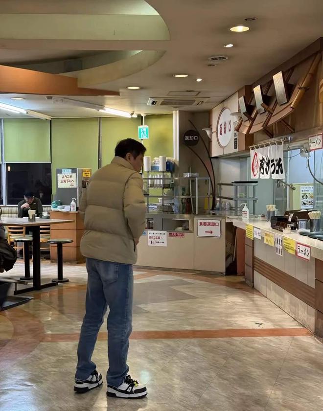 55岁范志毅带妻女日本度假小17岁老婆和女儿像姐妹他头顶秃了(图7)