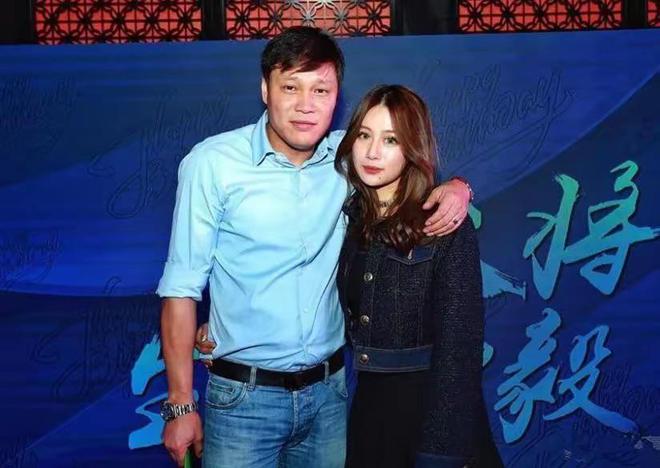 55岁范志毅带妻女日本度假小17岁老婆和女儿像姐妹他头顶秃了(图11)