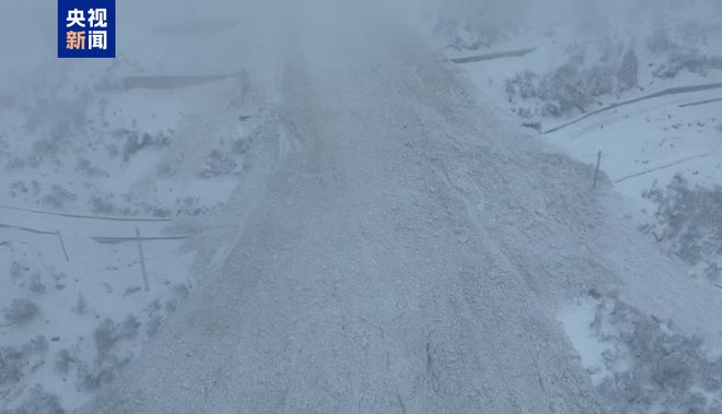 西藏扎墨公路因雪崩造成道路中断无人员及车辆被埋(图1)