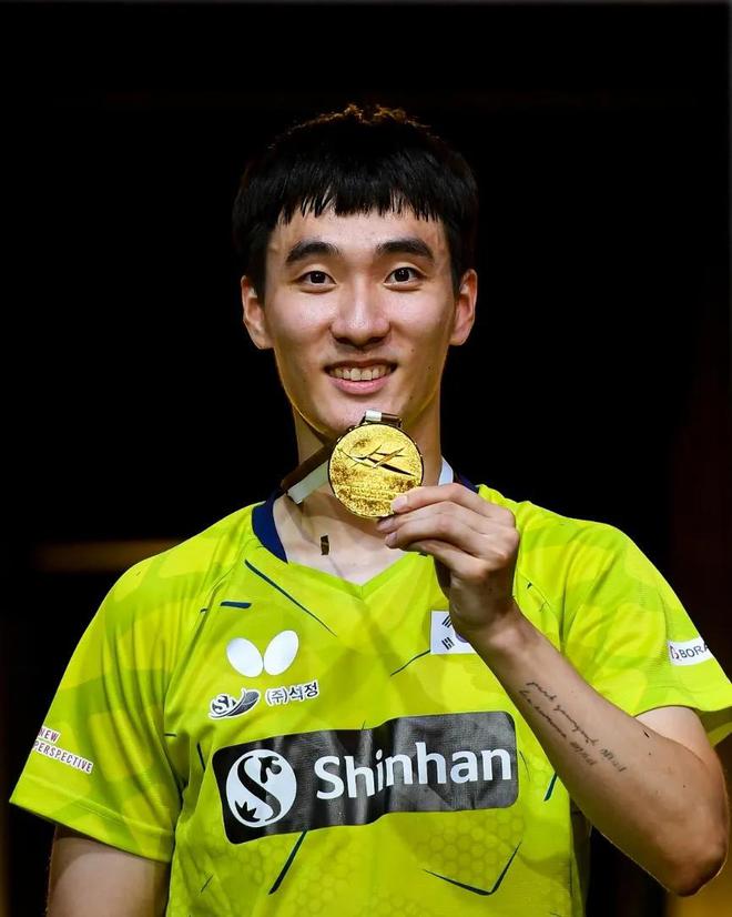 昨晚很少看李尚洙比赛的母亲来到球馆儿子说要退役当教练了。(图2)