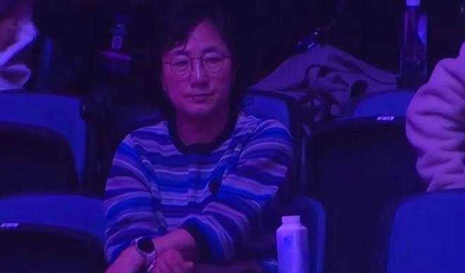 昨晚很少看李尚洙比赛的母亲来到球馆儿子说要退役当教练了。(图3)