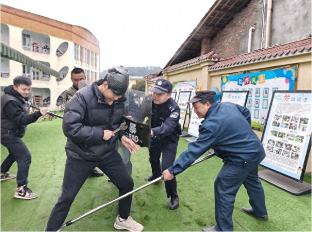 宜宾市江安县夕佳山镇中心幼儿园开展最小应急单元专题培训(图1)