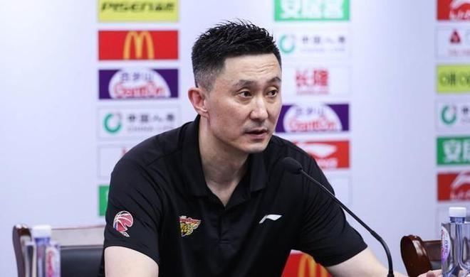谁注意宏远老板娘昨晚的穿着打扮太迷人49岁一头金发韵味十足(图2)