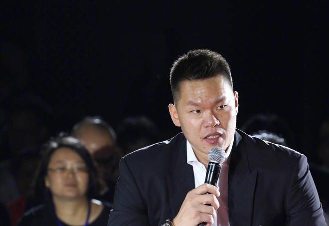 谁注意宏远老板娘昨晚的穿着打扮太迷人49岁一头金发韵味十足(图1)