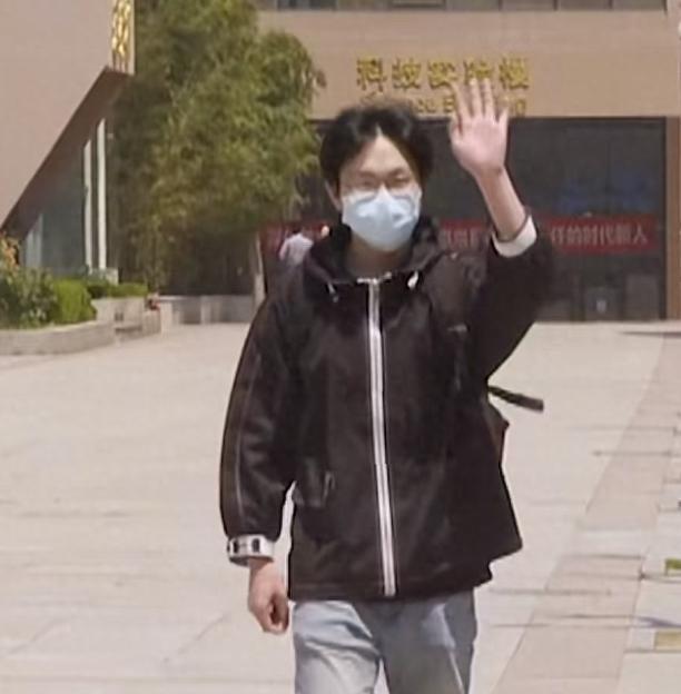 破防了！救人弃考的姜昭鹏完成补考考后做的第一件事让人泪目(图2)