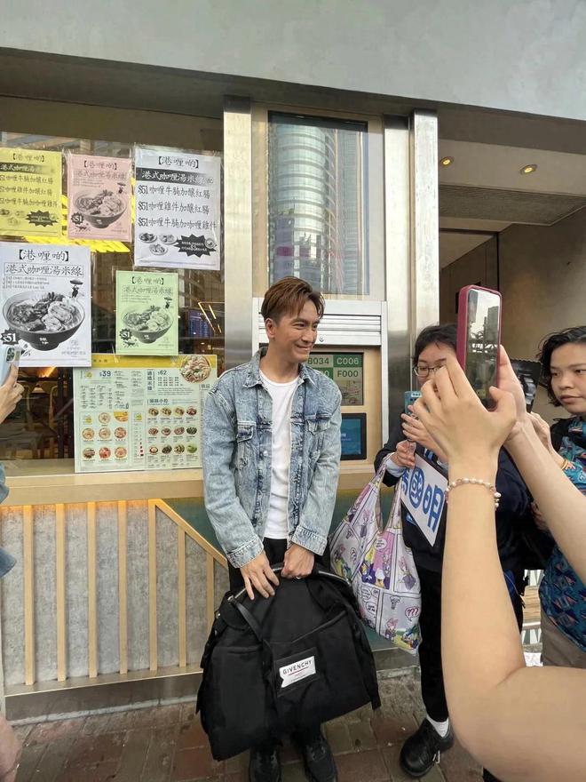 51岁马国明香港街头近照名牌包抢镜痘印明显(图1)