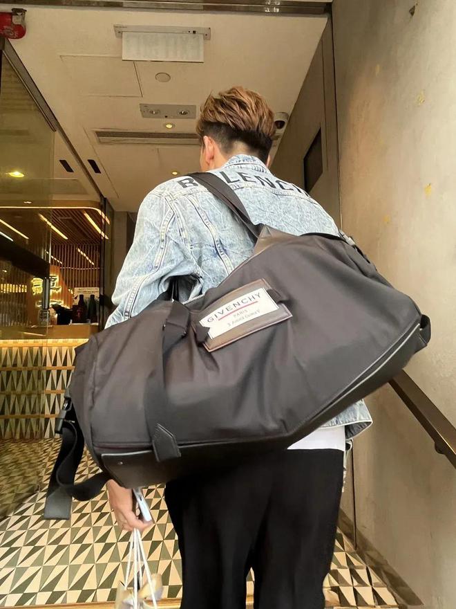 51岁马国明香港街头近照名牌包抢镜痘印明显(图3)