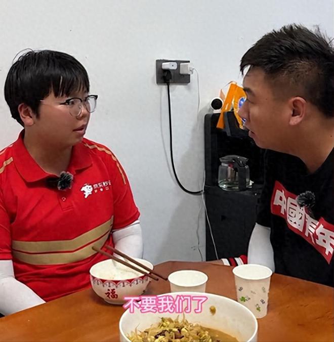 泪崩！江苏05后女生独自养活3个弟妹陌生男子转账6万：活着就行(图1)