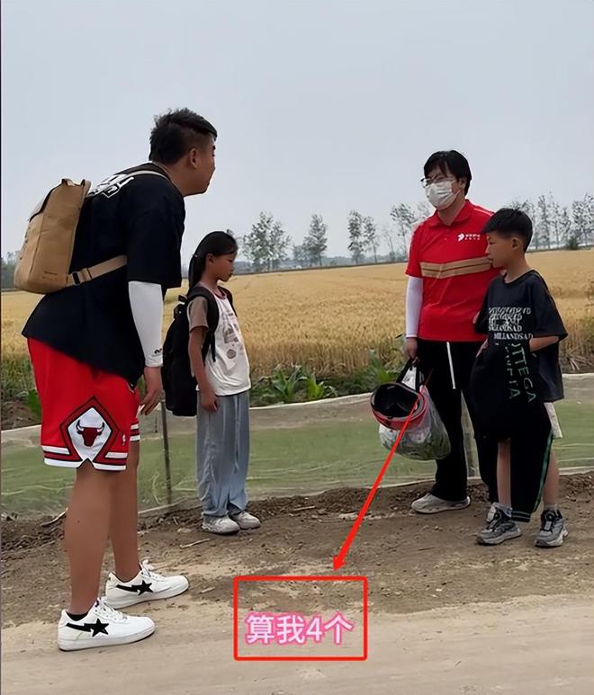 泪崩！江苏05后女生独自养活3个弟妹陌生男子转账6万：活着就行(图2)