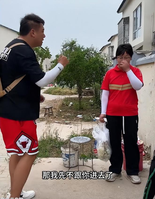 泪崩！江苏05后女生独自养活3个弟妹陌生男子转账6万：活着就行(图3)