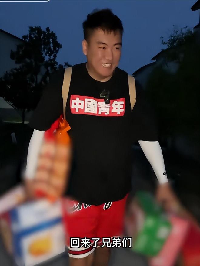 泪崩！江苏05后女生独自养活3个弟妹陌生男子转账6万：活着就行(图4)