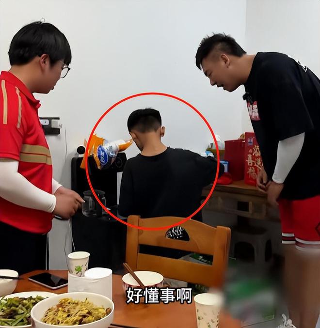 泪崩！江苏05后女生独自养活3个弟妹陌生男子转账6万：活着就行(图5)