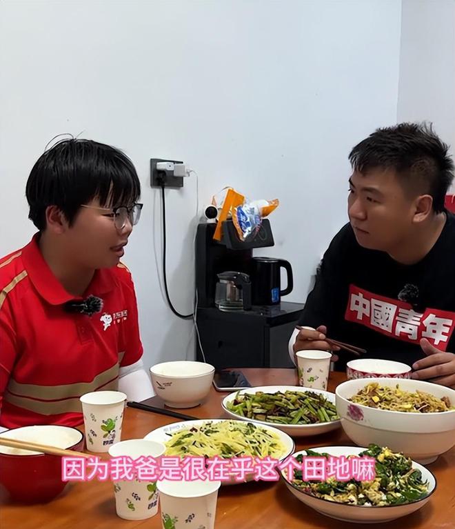 泪崩！江苏05后女生独自养活3个弟妹陌生男子转账6万：活着就行(图8)