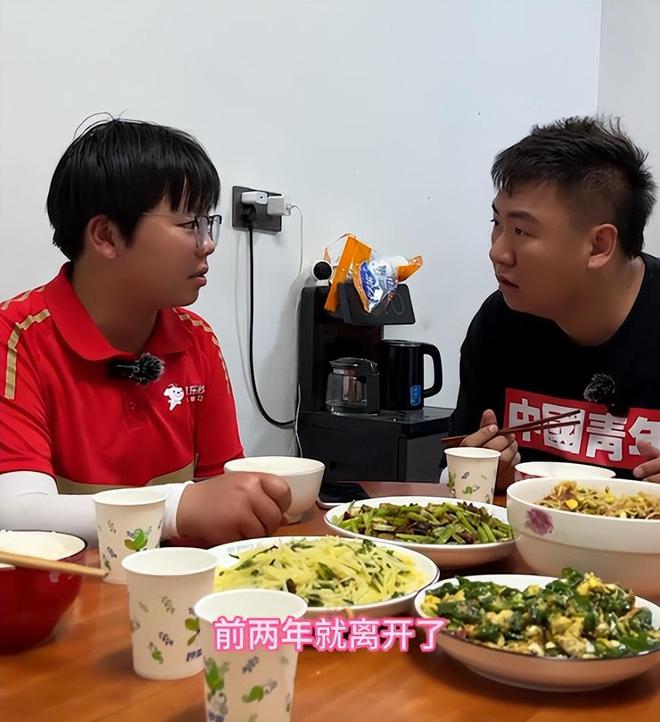 泪崩！江苏05后女生独自养活3个弟妹陌生男子转账6万：活着就行(图9)