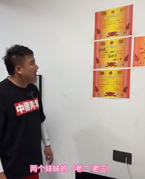 泪崩！江苏05后女生独自养活3个弟妹陌生男子转账6万：活着就行(图13)