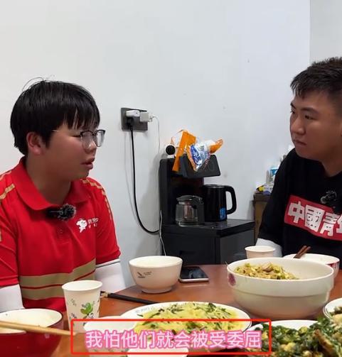 泪崩！江苏05后女生独自养活3个弟妹陌生男子转账6万：活着就行(图14)