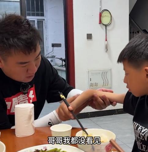 泪崩！江苏05后女生独自养活3个弟妹陌生男子转账6万：活着就行(图15)