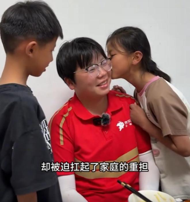 泪崩！江苏05后女生独自养活3个弟妹陌生男子转账6万：活着就行(图18)