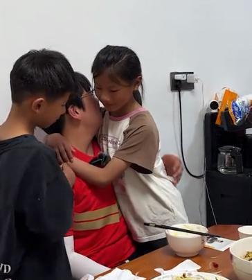 泪崩！江苏05后女生独自养活3个弟妹陌生男子转账6万：活着就行(图19)