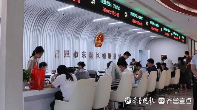 日照东港：甜蜜“520”新人领证忙打造“浪漫经济”新名片(图2)