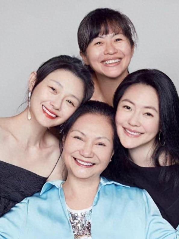 S家晒全家福！S妈笑容灿烂小S气色红润小玥儿疑现身脸被P(图1)