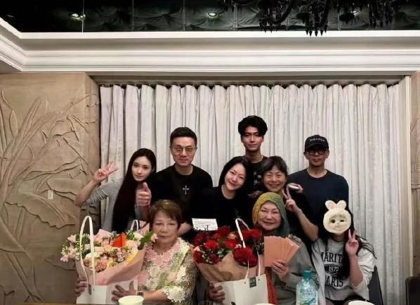 S家晒全家福！S妈笑容灿烂小S气色红润小玥儿疑现身脸被P(图5)