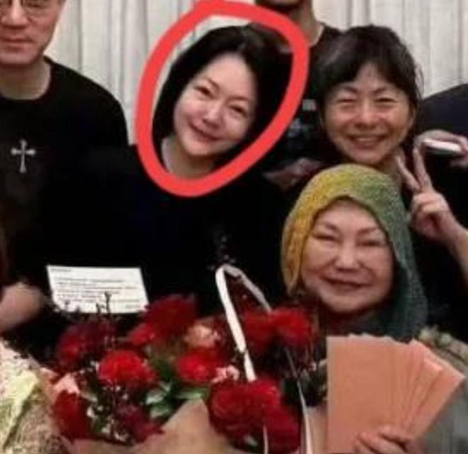S家晒全家福！S妈笑容灿烂小S气色红润小玥儿疑现身脸被P(图10)