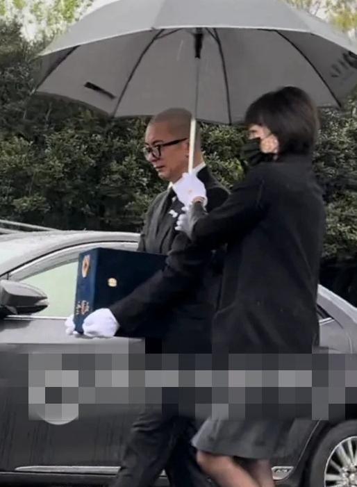 S家晒全家福！S妈笑容灿烂小S气色红润小玥儿疑现身脸被P(图9)
