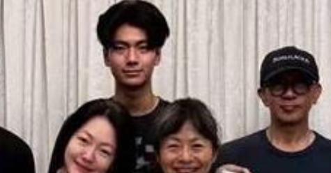 S家晒全家福！S妈笑容灿烂小S气色红润小玥儿疑现身脸被P(图13)