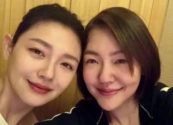 S家晒全家福！S妈笑容灿烂小S气色红润小玥儿疑现身脸被P(图12)