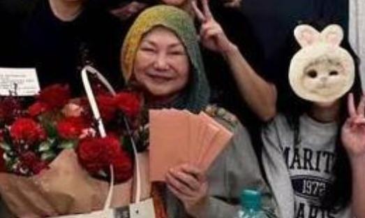 S家晒全家福！S妈笑容灿烂小S气色红润小玥儿疑现身脸被P(图15)