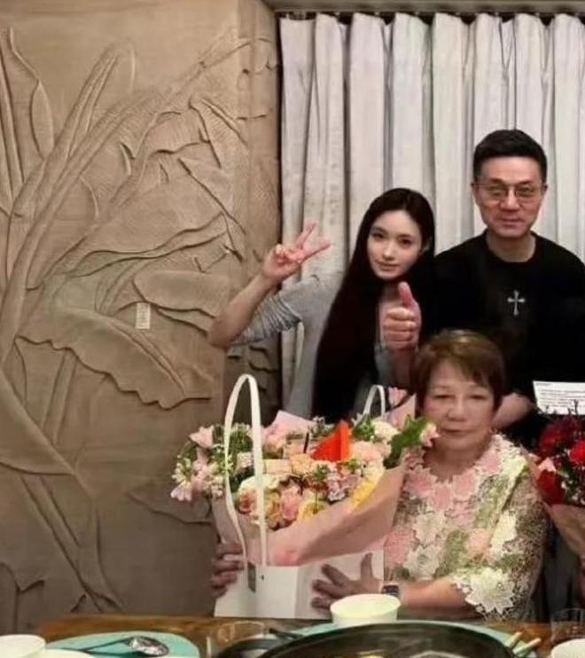 S家晒全家福！S妈笑容灿烂小S气色红润小玥儿疑现身脸被P(图14)