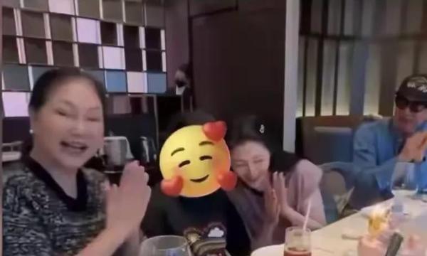 S家晒全家福！S妈笑容灿烂小S气色红润小玥儿疑现身脸被P(图16)