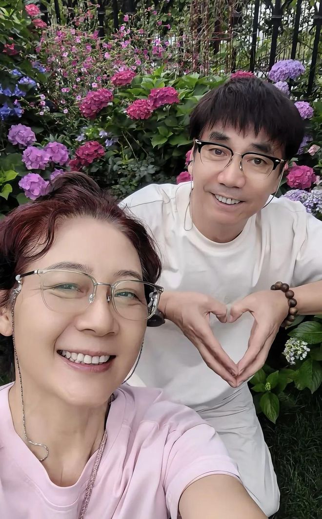 61岁范明和大六岁富婆妻秀恩爱南京别墅曝光花园上百平带泳池(图2)