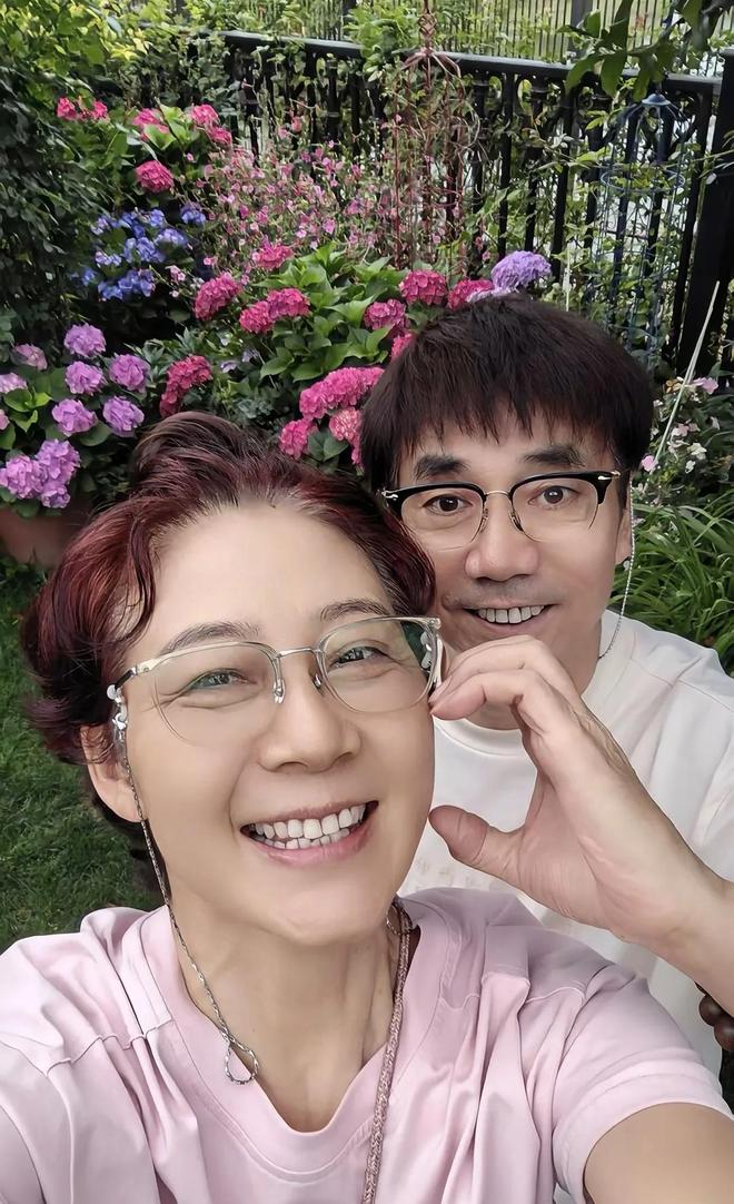 61岁范明和大六岁富婆妻秀恩爱南京别墅曝光花园上百平带泳池(图1)